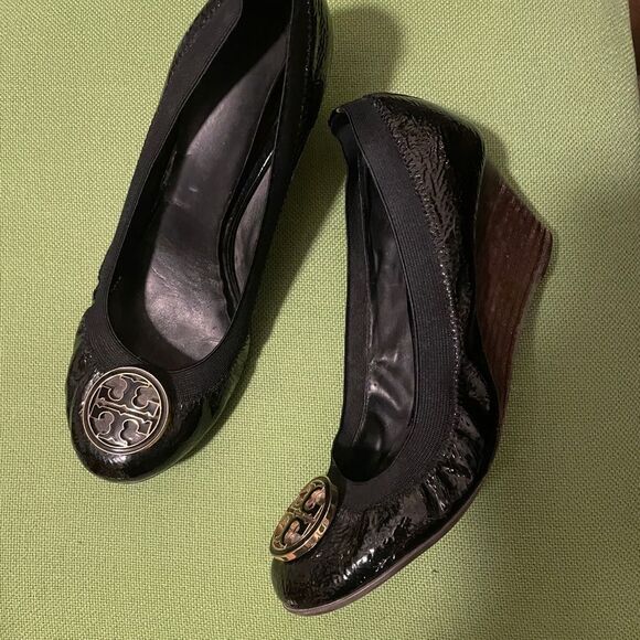 Tory Burch black patent logo Caroline wedge heels 8.5 - Picture 7 of 7